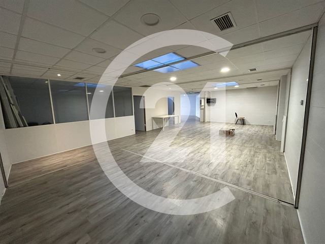 Local commercial à louer - 145.0 m2 - 26 - Drome