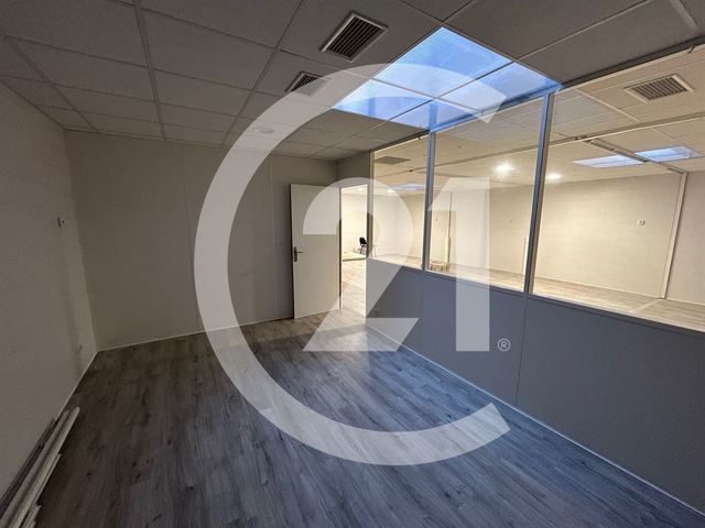 Local commercial à louer - 145.0 m2 - 26 - Drome