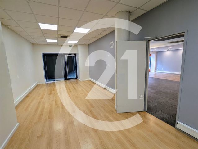 Local commercial à louer - 250.0 m2 - 26 - Drome