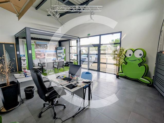 Local commercial à louer - 143.0 m2 - 26 - Drome
