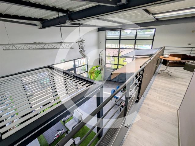 Local commercial à louer - 143.0 m2 - 26 - Drome