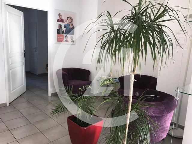 Esthétique à vendre - 81.0 m2 - 26 - Drome