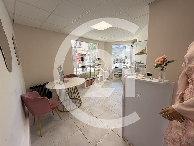Local commercial à louer - 150.0 m2 - 26 - Drome