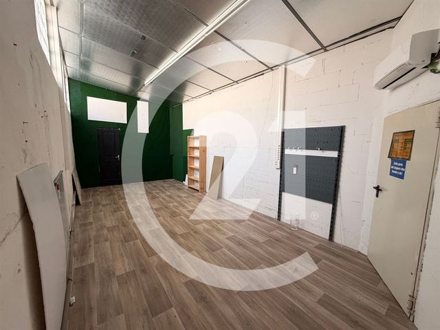 Local commercial à louer - 210.0 m2 - 26 - Drome