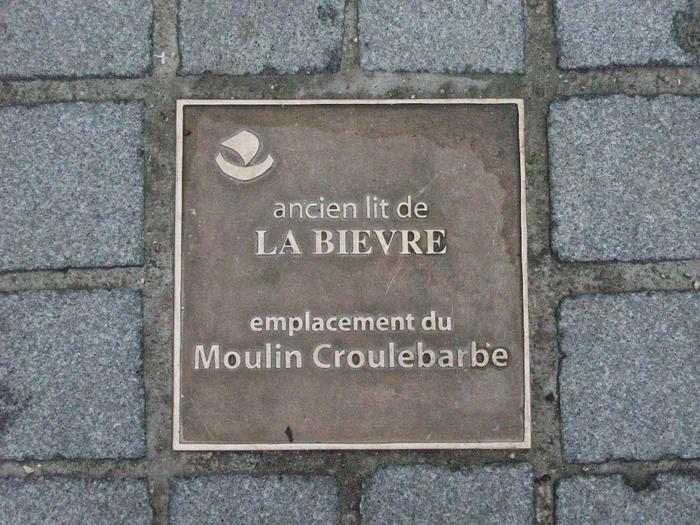 Plaque au sol, rue Croulebarbe, Paris 13e, rappelant l'emplacement de l'ancien moulin de Croulebarbe