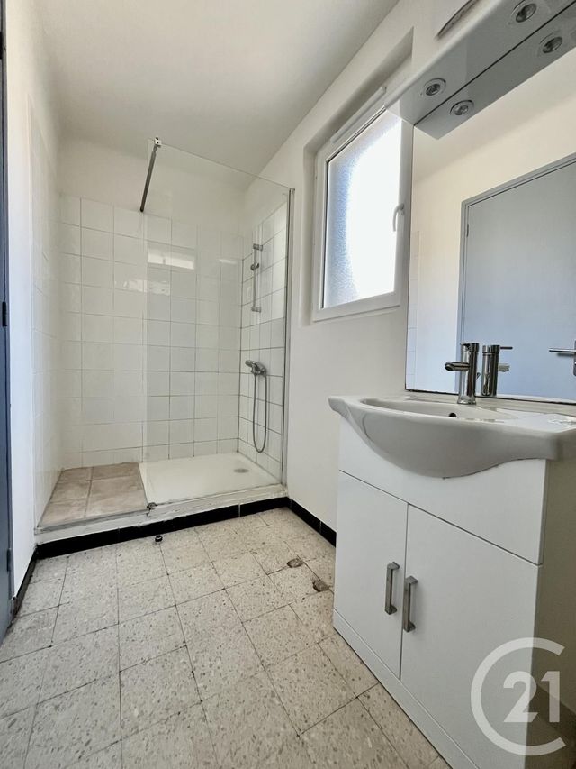 Appartement T4 &agrave; louer - 4 pi&egrave;ces - 83,50 m2 - St Ambroix - 30 - LANGUEDOC-ROUSSILLON