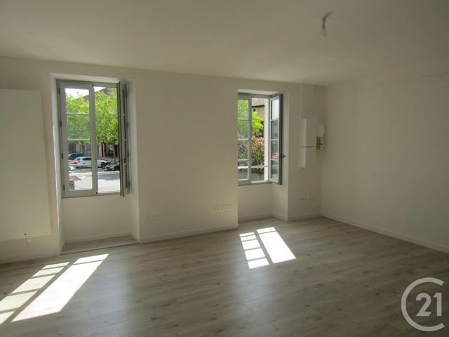 Appartement F5 &agrave; louer - 5 pi&egrave;ces - 101,85 m2 - Chef Boutonne - 79 - POITOU-CHARENTES