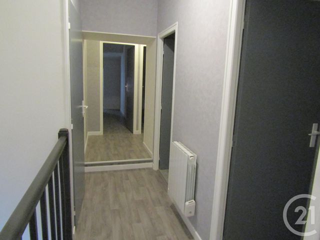 Appartement F5 &agrave; louer - 5 pi&egrave;ces - 101,85 m2 - Chef Boutonne - 79 - POITOU-CHARENTES