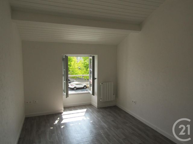 Appartement F5 &agrave; louer - 5 pi&egrave;ces - 101,85 m2 - Chef Boutonne - 79 - POITOU-CHARENTES