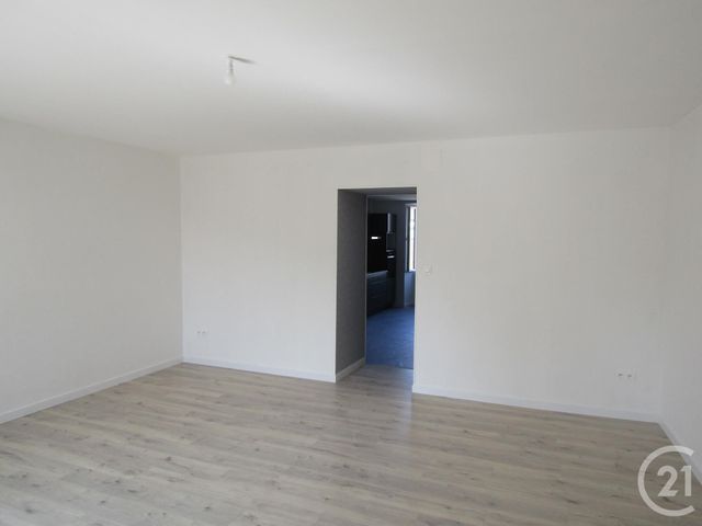 Appartement F5 &agrave; louer - 5 pi&egrave;ces - 101,85 m2 - Chef Boutonne - 79 - POITOU-CHARENTES
