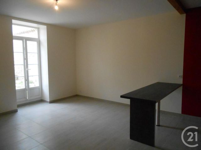 Maison &agrave; louer - 4 pi&egrave;ces - 107 m2 - Sauze Entre Bois - 79 - POITOU-CHARENTES