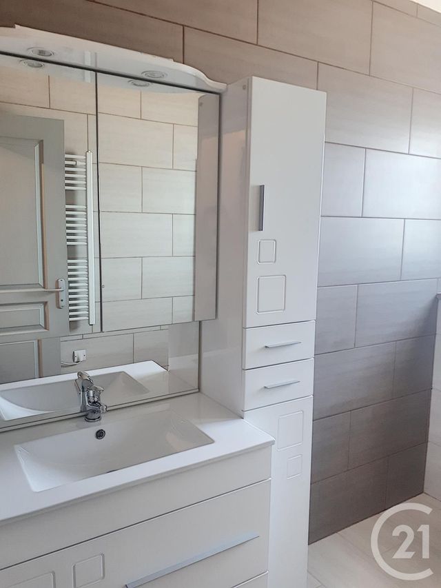 Appartement T4 &agrave; louer - 4 pi&egrave;ces - 78 m2 - Escamps - 89 - BOURGOGNE
