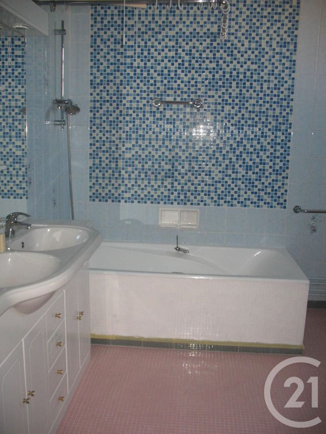 Maison &agrave; louer - 3 pi&egrave;ces - 128 m2 - Montlucon - 03 - AUVERGNE