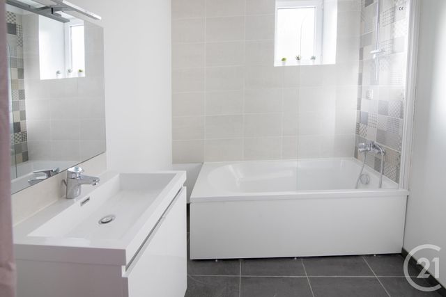 Appartement F4 &agrave; louer - 4 pi&egrave;ces - 71,75 m2 - Montlucon - 03 - AUVERGNE