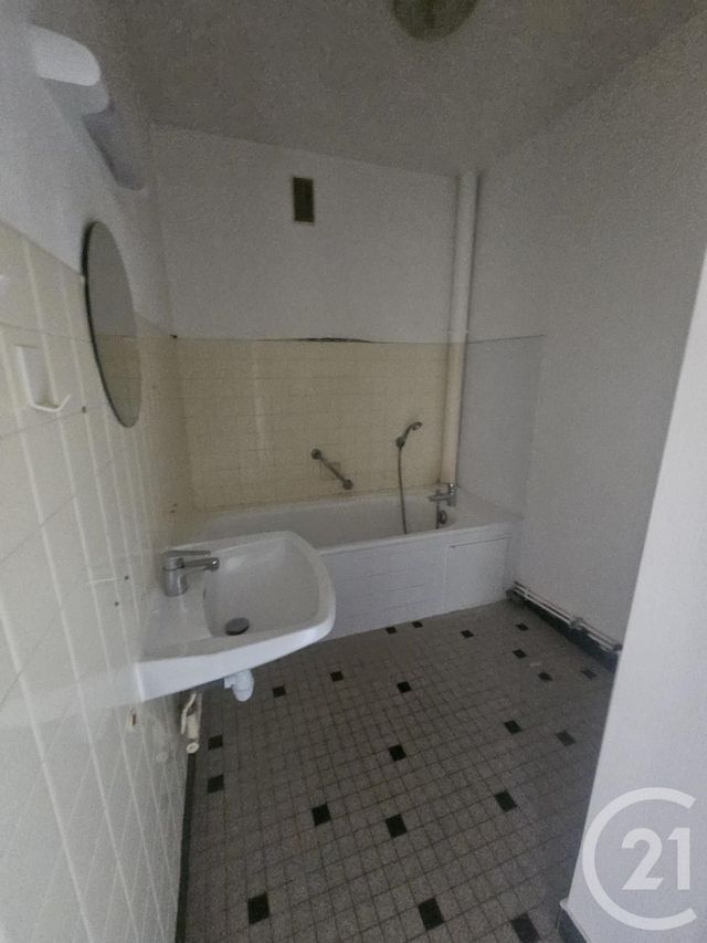 Appartement &agrave; louer - 3 pi&egrave;ces - 61 m2 - Montlucon - 03 - AUVERGNE