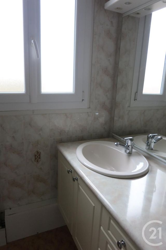 Appartement &agrave; louer - 3 pi&egrave;ces - 66 m2 - Montlucon - 03 - AUVERGNE