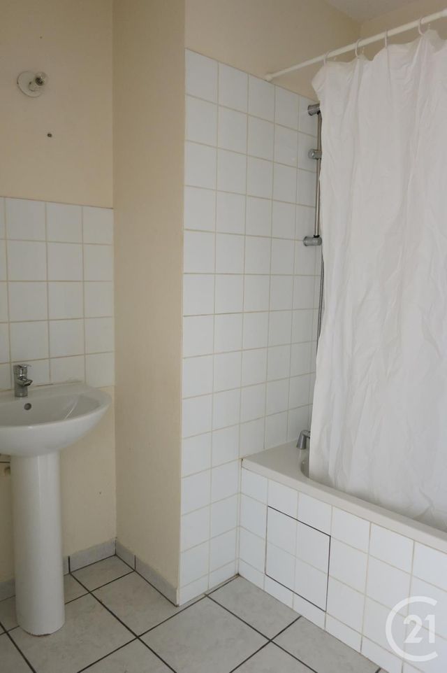 Appartement F3 &agrave; louer - 3 pi&egrave;ces - 65,68 m2 - Commentry - 03 - AUVERGNE