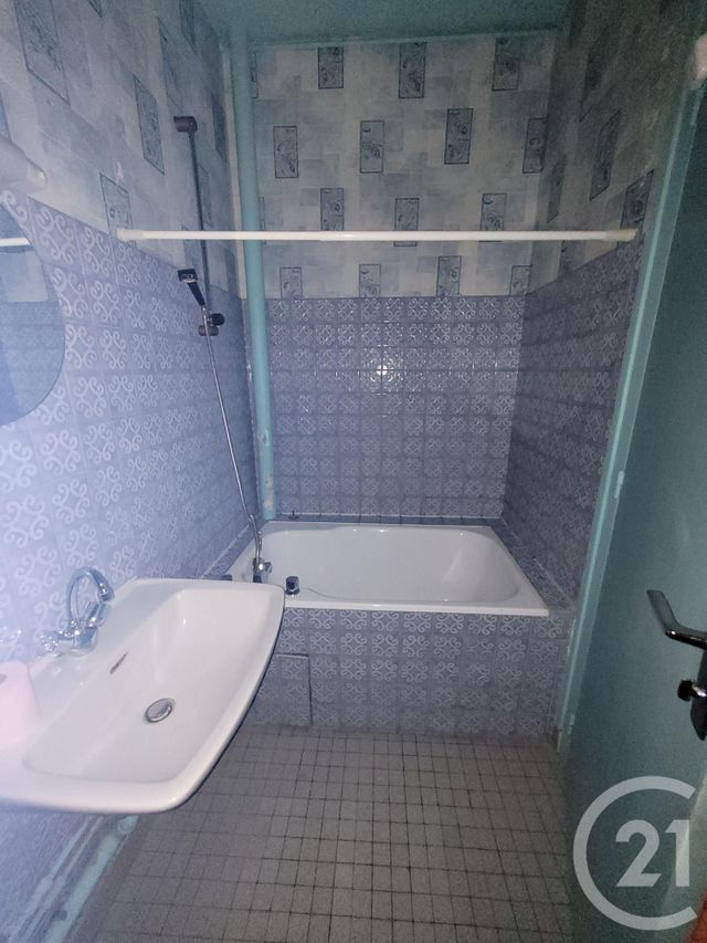 Appartement F2 &agrave; louer - 2 pi&egrave;ces - 40 m2 - Commentry - 03 - AUVERGNE