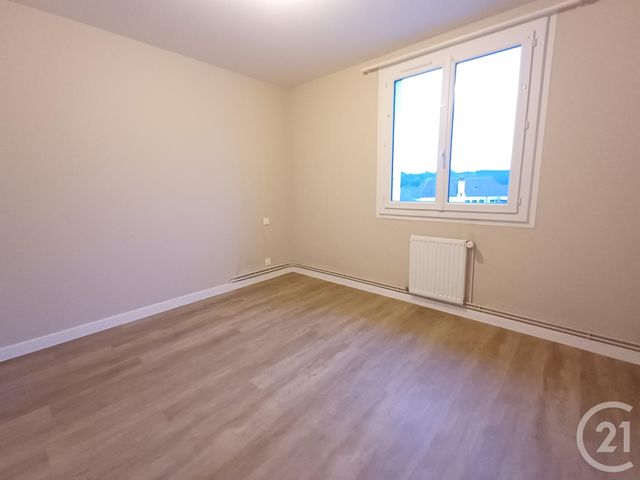 Maison &agrave; louer - 4 pi&egrave;ces - 77,74 m2 - St Pierre De Maille - 86 - POITOU-CHARENTES