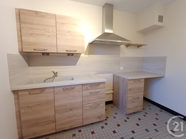 Maison &agrave; louer - 4 pi&egrave;ces - 77,74 m2 - St Pierre De Maille - 86 - POITOU-CHARENTES