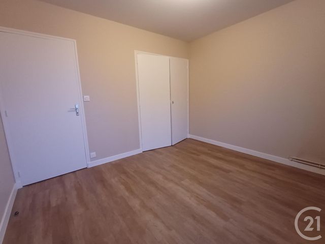 Maison &agrave; louer - 4 pi&egrave;ces - 77,74 m2 - St Pierre De Maille - 86 - POITOU-CHARENTES