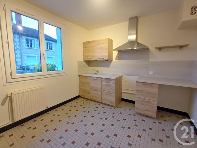 Maison &agrave; louer - 4 pi&egrave;ces - 77,74 m2 - St Pierre De Maille - 86 - POITOU-CHARENTES