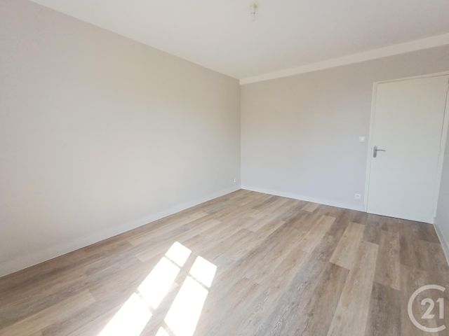 Appartement T3 &agrave; louer - 4 pi&egrave;ces - 78,04 m2 - Chatellerault - 86 - POITOU-CHARENTES