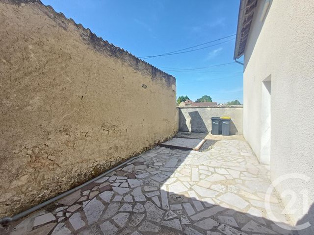Maison &agrave; louer - 4 pi&egrave;ces - 95,10 m2 - Senille St Sauveur - 86 - POITOU-CHARENTES
