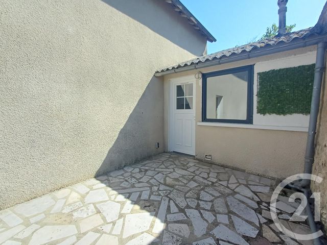 Maison &agrave; louer - 4 pi&egrave;ces - 95,10 m2 - Senille St Sauveur - 86 - POITOU-CHARENTES