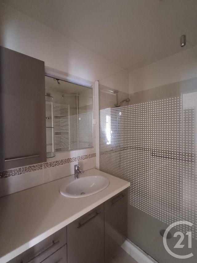 Appartement T4 &agrave; louer - 4 pi&egrave;ces - 96,41 m2 - Chatellerault - 86 - POITOU-CHARENTES