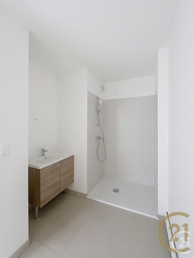 Appartement T3 &agrave; louer - 3 pi&egrave;ces - 61,06 m2 - Deville Les Rouen - 76 - HAUTE-NORMANDIE