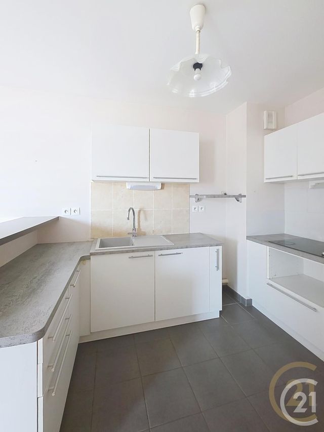 Appartement F4 &agrave; louer - 4 pi&egrave;ces - 73,23 m2 - Deville Les Rouen - 76 - HAUTE-NORMANDIE