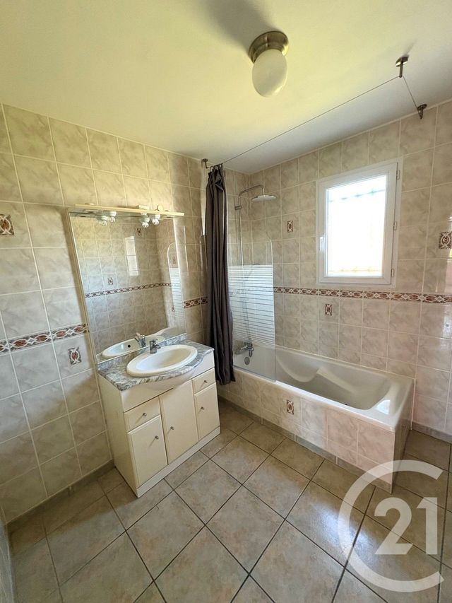 Maison &agrave; louer - 4 pi&egrave;ces - 98 m2 - Neuvy En Sullias - 45 - CENTRE