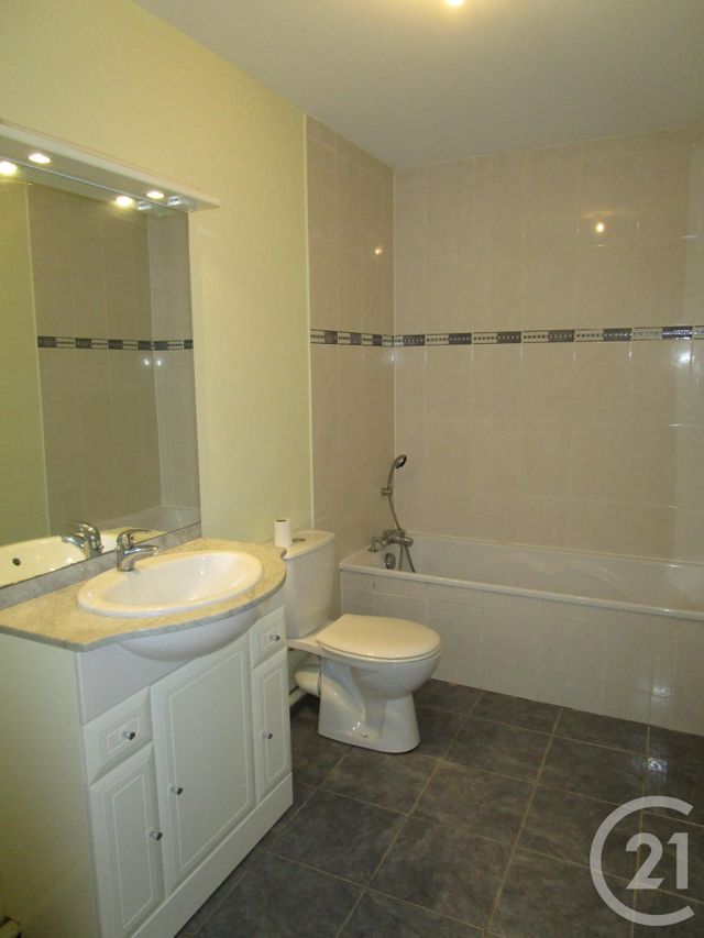 Maison &agrave; louer - 3 pi&egrave;ces - 63 m2 - Chateauneuf Sur Loire - 45 - CENTRE