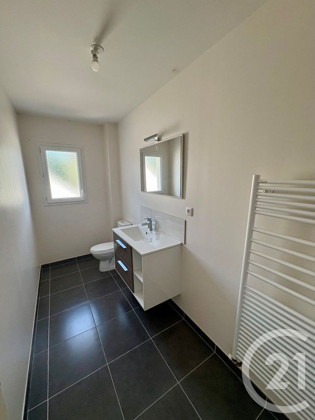 Maison &agrave; louer - 3 pi&egrave;ces - 74,26 m2 - St Denis De L Hotel - 45 - CENTRE