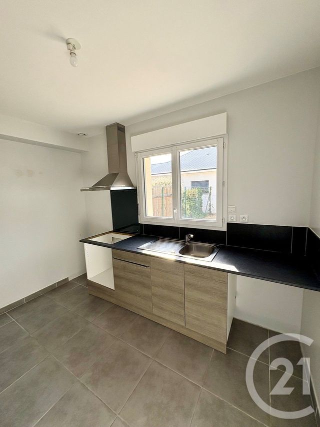 Maison &agrave; louer - 3 pi&egrave;ces - 74,26 m2 - St Denis De L Hotel - 45 - CENTRE