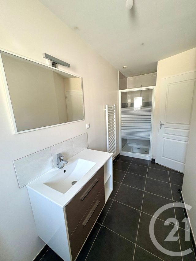 Maison &agrave; louer - 3 pi&egrave;ces - 74,26 m2 - St Denis De L Hotel - 45 - CENTRE
