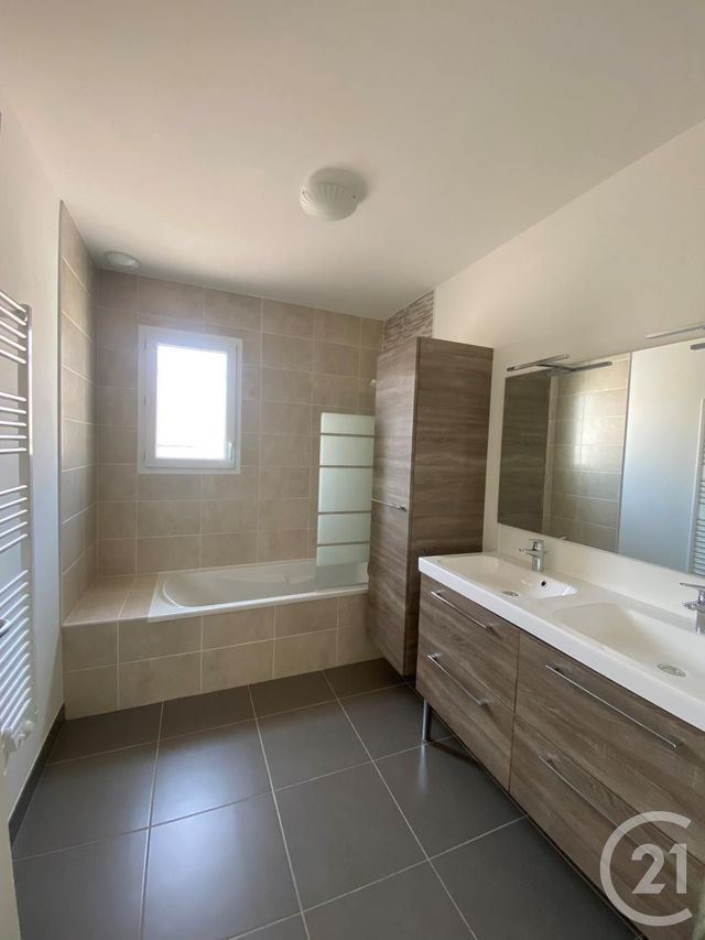 Maison &agrave; louer - 4 pi&egrave;ces - 94,18 m2 - Chateauneuf Sur Loire - 45 - CENTRE