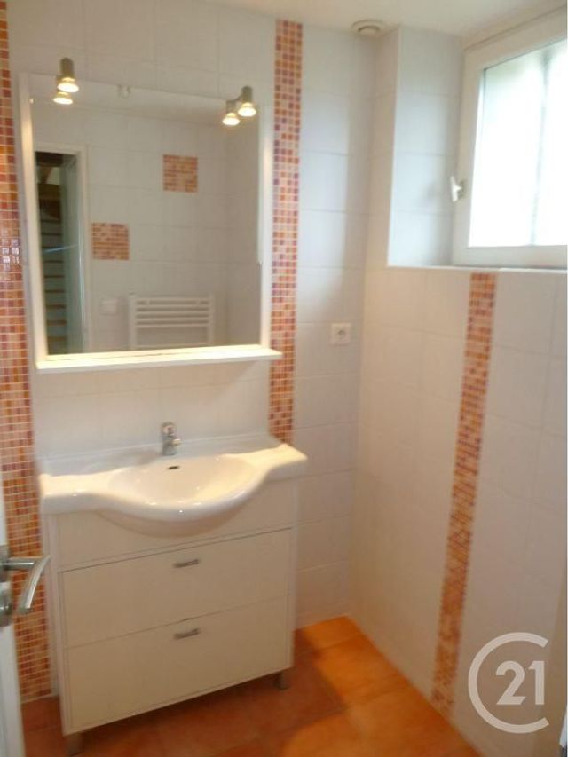 Maison &agrave; louer - 4 pi&egrave;ces - 120 m2 - St Benoit Sur Loire - 45 - CENTRE