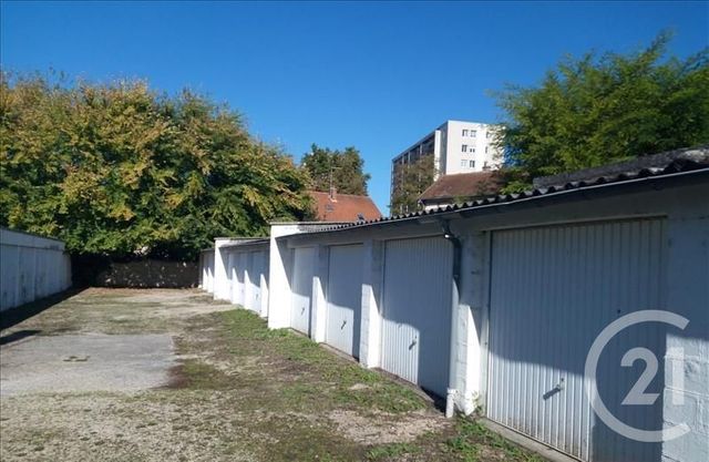 parking - MONTEREAU FAULT YONNE - 77