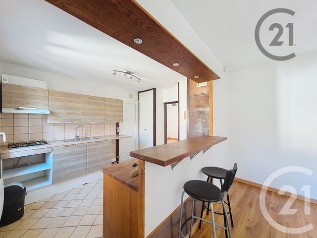 Appartement &agrave; louer - 3 pi&egrave;ces - 52 m2 - Montereau Fault Yonne - 77 - ILE-DE-FRANCE