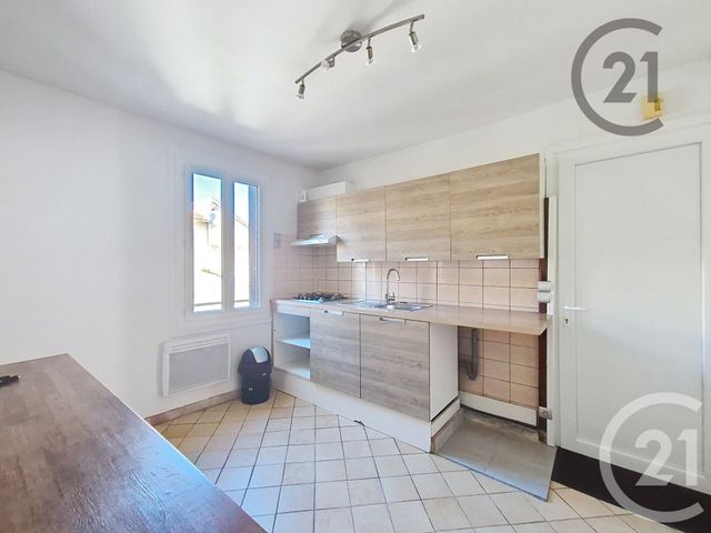 Appartement &agrave; louer - 3 pi&egrave;ces - 52 m2 - Montereau Fault Yonne - 77 - ILE-DE-FRANCE