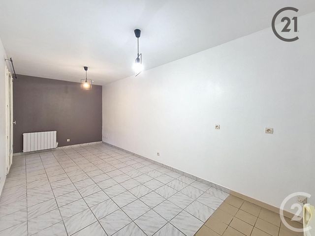 Appartement Studio &agrave; louer - 1 pi&egrave;ce - 21,24 m2 - Montereau Fault Yonne - 77 - ILE-DE-FRANCE
