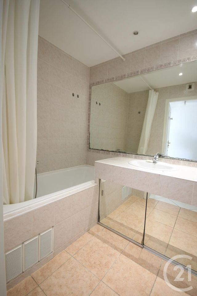 Appartement T3 &agrave; louer - 3 pi&egrave;ces - 63,62 m2 - Juan Les Pins - 06 - PROVENCE-ALPES-COTE-D-AZUR
