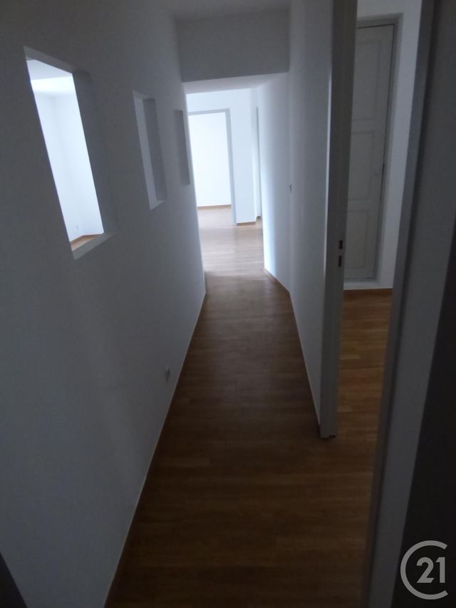 Appartement T3 &agrave; louer - 3 pi&egrave;ces - 54,77 m2 - St Maximin La Ste Baume - 83 - PROVENCE-ALPES-COTE-D-AZUR