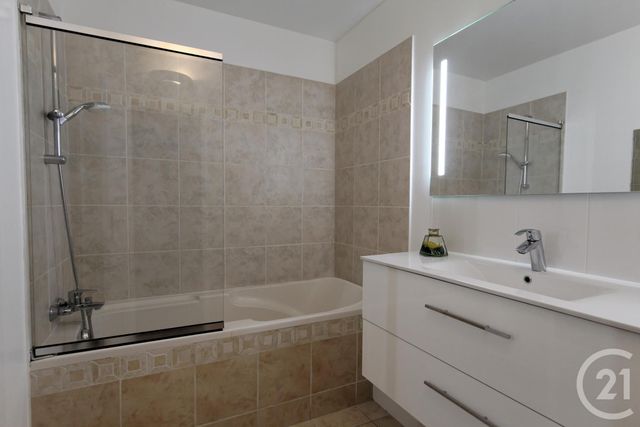 Appartement F3 à louer - 3 pièces - 91,80 m2 - Courbevoie - 92 - ILE-DE-FRANCE