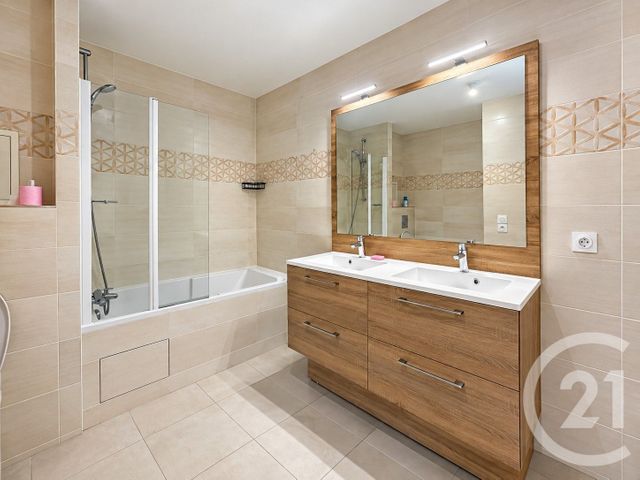 Appartement F3 &agrave; louer - 3 pi&egrave;ces - 70 m2 - Courbevoie - 92 - ILE-DE-FRANCE