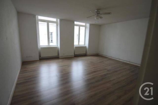 Appartement &agrave; louer - 3 pi&egrave;ces - 73,98 m2 - Gannat - 03 - AUVERGNE
