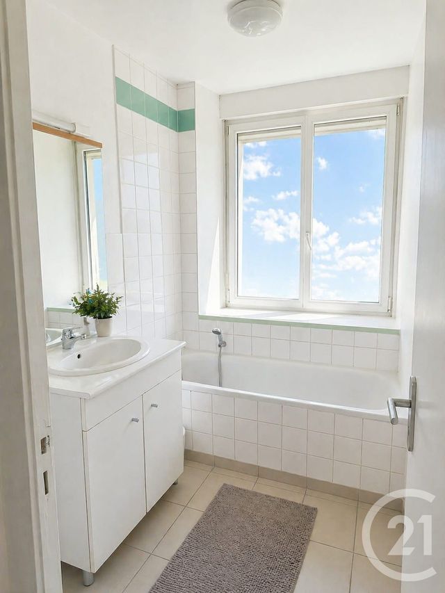 Appartement F4 &agrave; louer - 4 pi&egrave;ces - 81 m2 - Avoudrey - 25 - FRANCHE-COMTE