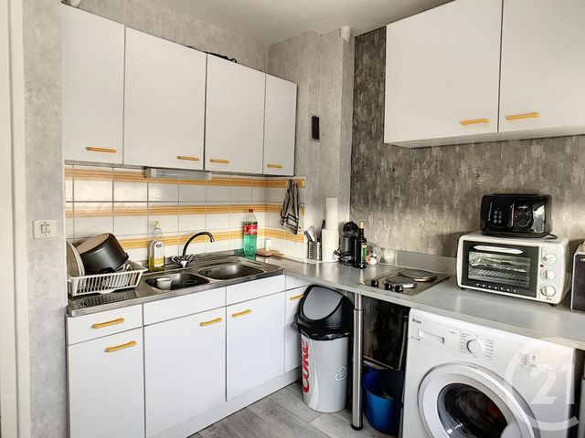 Appartement F1 à louer - 1 pièce - 32 m2 - Riom - 63 - AUVERGNE